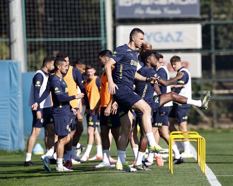 Fenerbahçe’ye seviye atlatacak 17 milyon euroluk orta saha! Transfere en çok Fred sevinecek! “İleri aşamada görüşmeler yapıldı” - Resim: 2