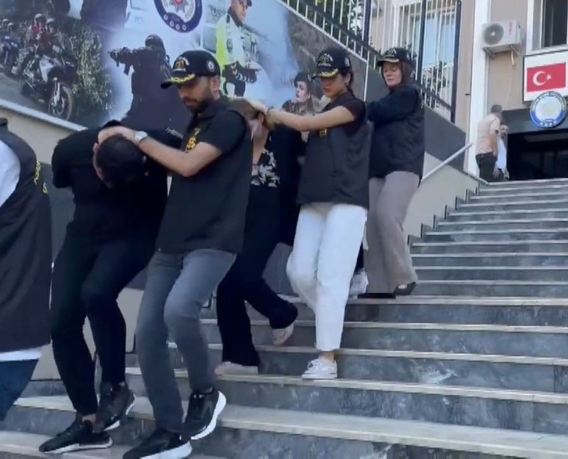 Ünlü oyuncu Meral Kaplan’a 'dolandırıcılık' gözaltısı! Adliyeye sevk edilirken gözyaşlarını tutamadı - Resim: 1