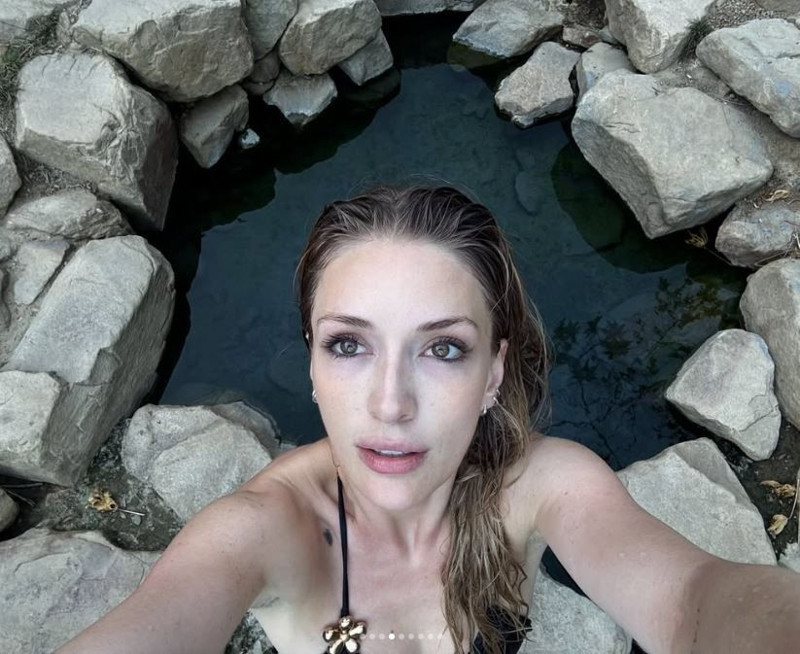 Yasemin Kay Allen'dan cesur tatil paylaşımı! Bikinisiyle termal havuzda pozlar verdi, doğal güzelliğiyle büyüledi - Resim: 3