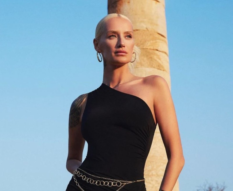 Ünlü model Didem Soydan'dan nefes kesen pozlar! Derin dekolteli tarzıyla yürek hoplattı - Resim: 1