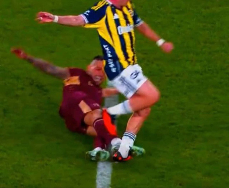 Fenerbahçe- Trabzonspor maçında tartışmalı pozisyonlar! Top çizgiyi geçti mi, Onuachu'nun golünde faul var mı? Hakemler kararını verdi - Resim: 7