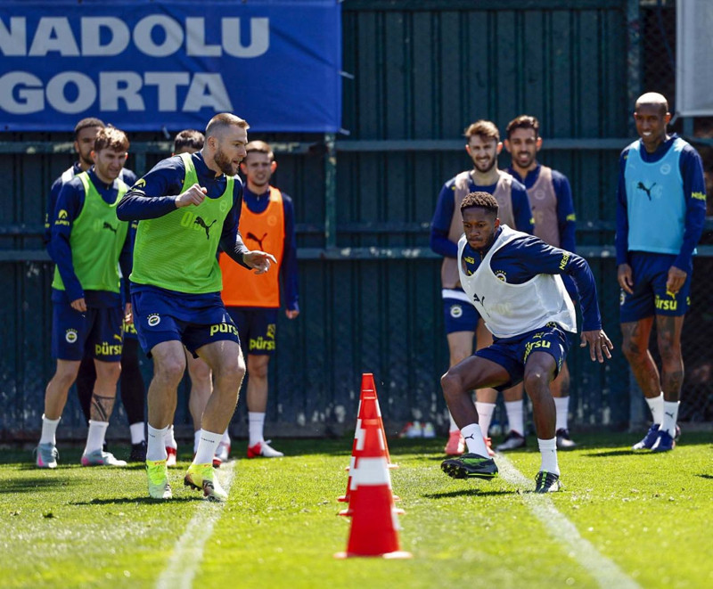 Kararlarını resmen duyurdular! 15 milyon euroluk yıldız Fenerbahçe’ye geri dönüyor! Yeni sezon kampına katılacak - Resim: 3