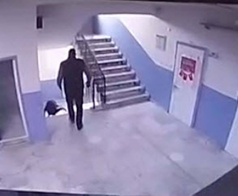 Okulda utanç görüntüsü! Müdür otizmli öğrenciyi merdivenlerden itti: Soruşturma başlatıldı - Resim: 4