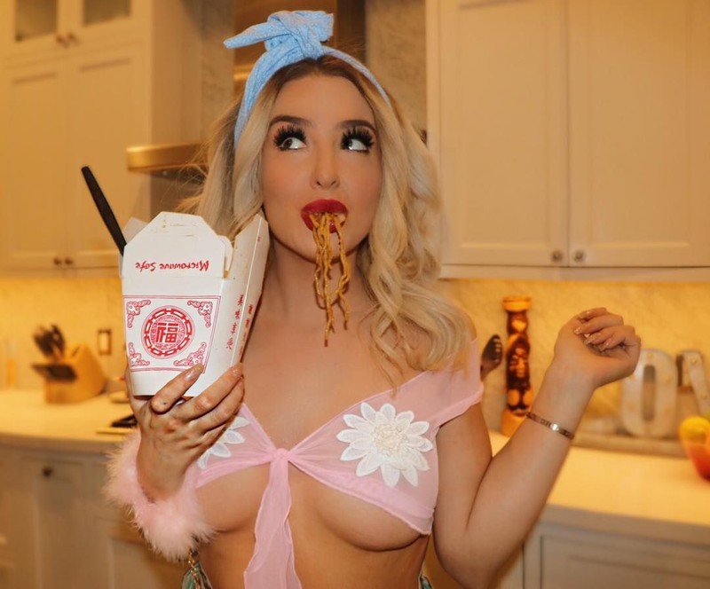 YouTuber Tana Mongeau, Joe Biden'a oy verene çıplak fotoğraf gönderecek - Resim: 34