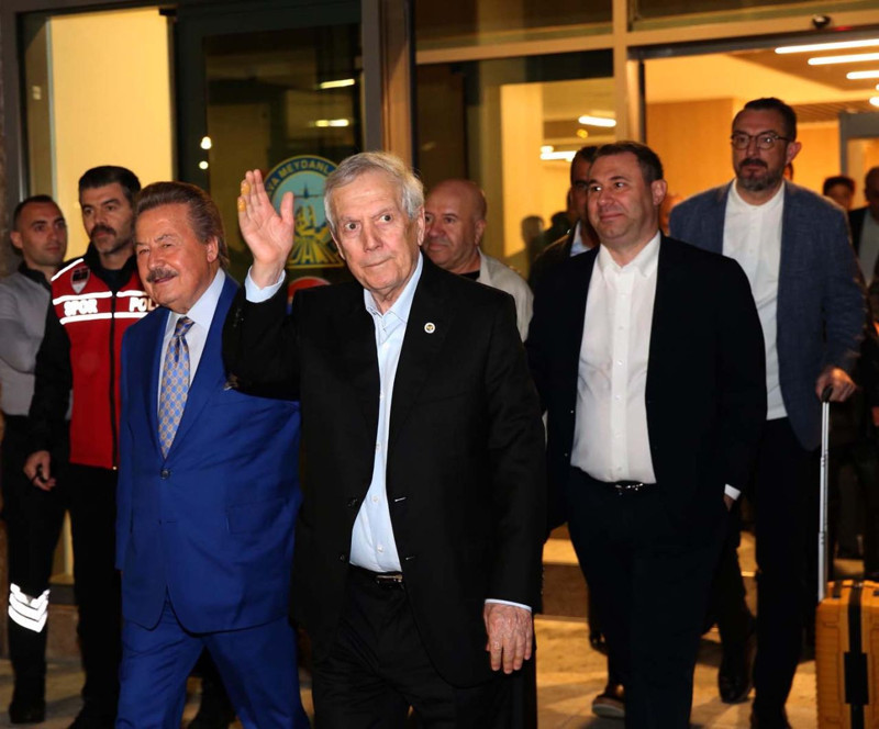 Aziz Yıldırım ve futbolculara büyük destek! Fenerbahçe’ye Rize’de coşkulu karşılama - Resim: 2