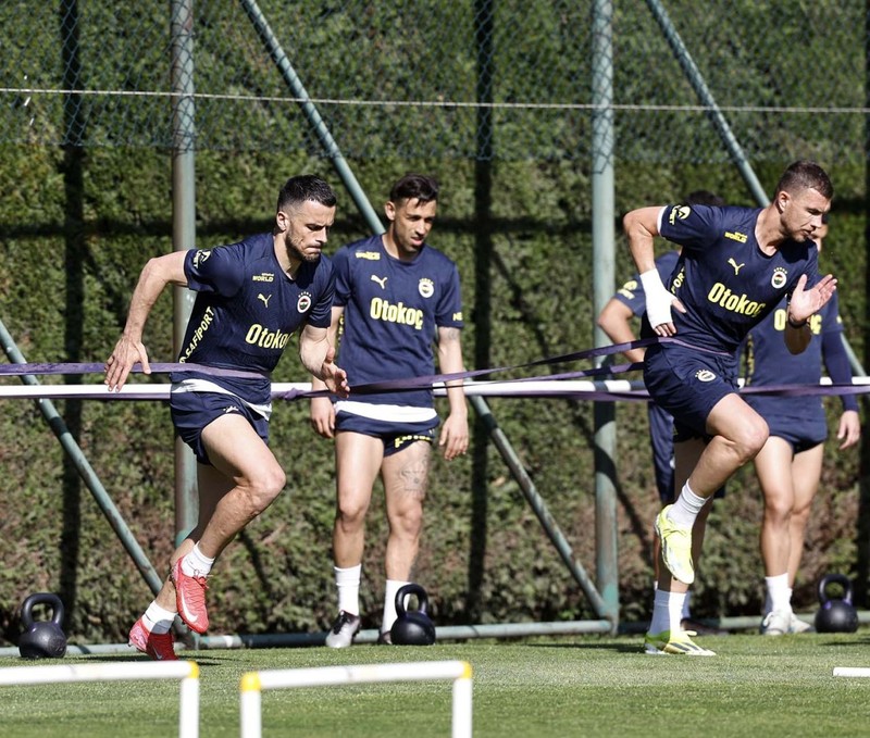 Fenerbahçe'den ayrılacak ilk futbolcu belli oldu! Kaçan şampiyonluğun faturası 4.2 milyon euroluk yıldıza kesildi! Sezon sonu gidiyor - Resim: 3
