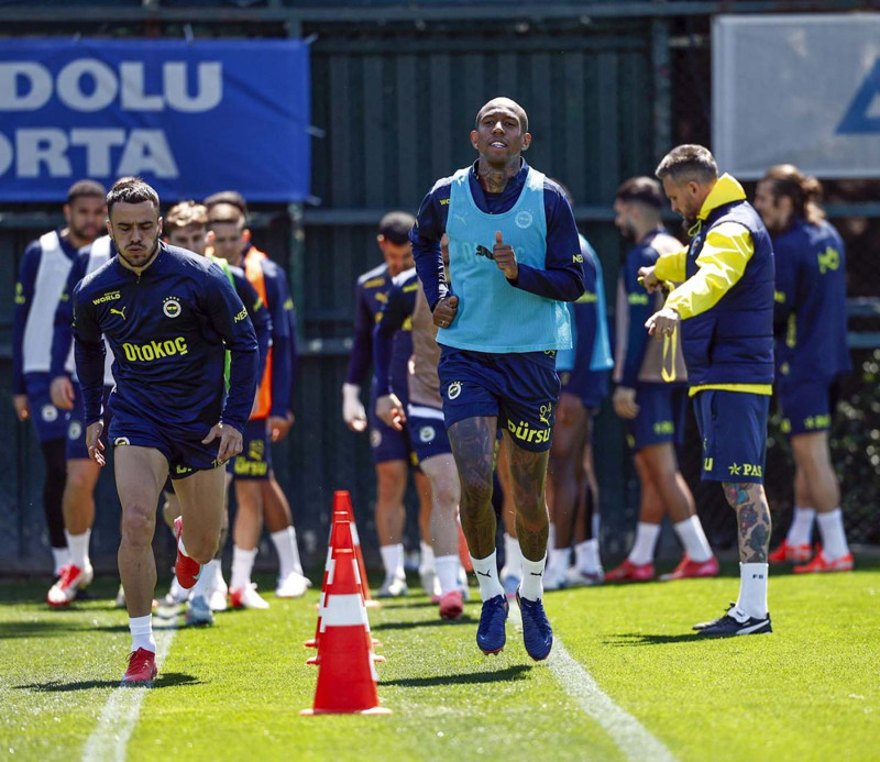 Kararlarını resmen duyurdular! 15 milyon euroluk yıldız Fenerbahçe’ye geri dönüyor! Yeni sezon kampına katılacak - Resim: 1