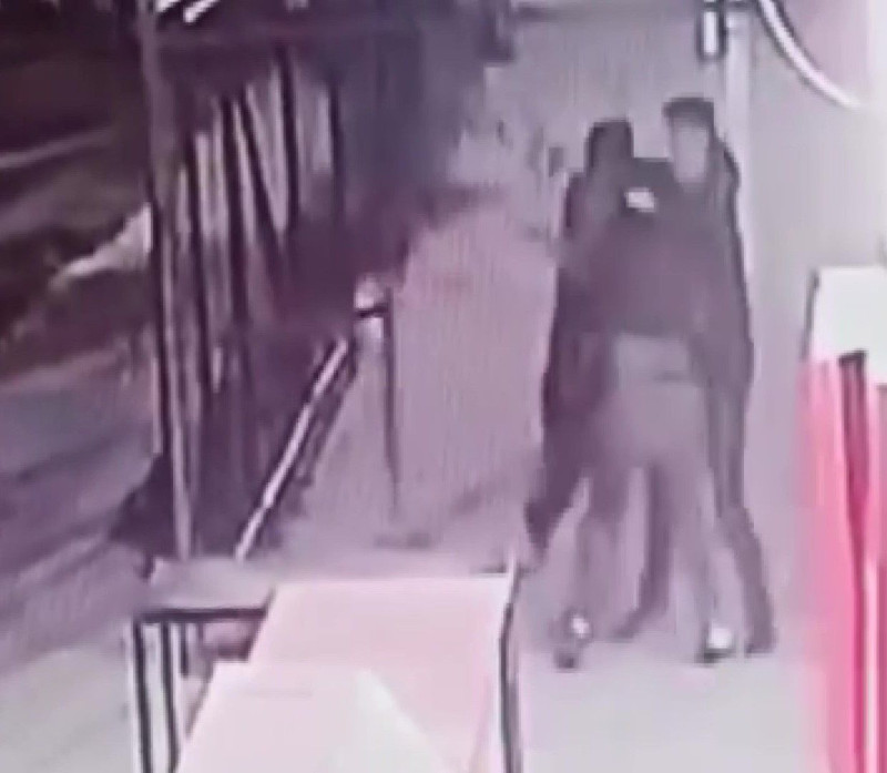 Parkta oturuyorlardı, kabusu yaşadılar! 3 lise öğrencisini dövüp, bıçakladılar: Dehşet anları kamerada - Resim: 1