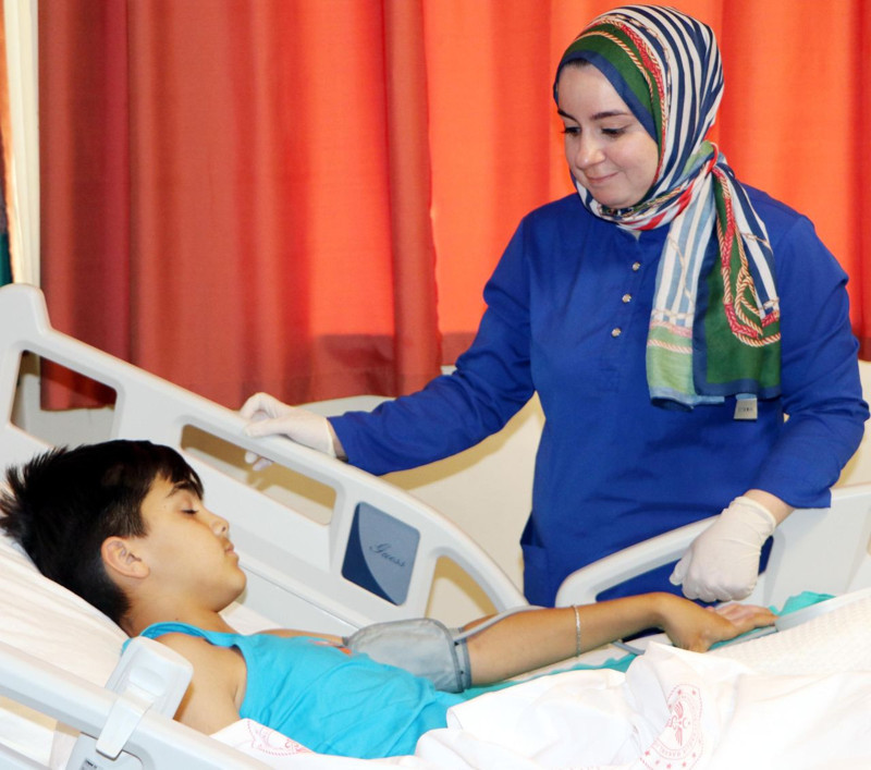 11 yaşındaki çocuk alevler içerisinde kaldı! Kendi ellerini yakarak söndürmeye çalıştı! - Resim: 1