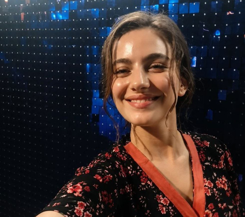 Taşacak Bu Deniz'in Eleni'si Ava Yaman'ın tarzı yine olay oldu! Sezon finali kutlamasındaki kıyafeti sosyal medyayı ikiye böldü - Resim: 3