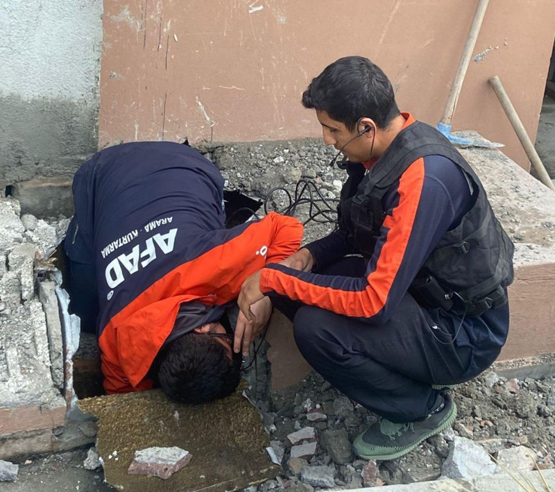 Kars'ta havalandırma boşluğuna düşen 6 köpek yavrusu titizlikle kurtarıldı - Resim: 4