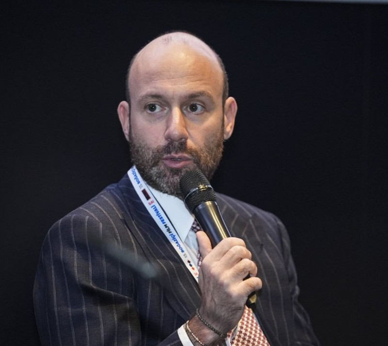 Hande Erçel'den beklenen açıklama geldi! Ünlü yapımcı Güvenatam'la aşk mı yaşıyor? - Resim: 7