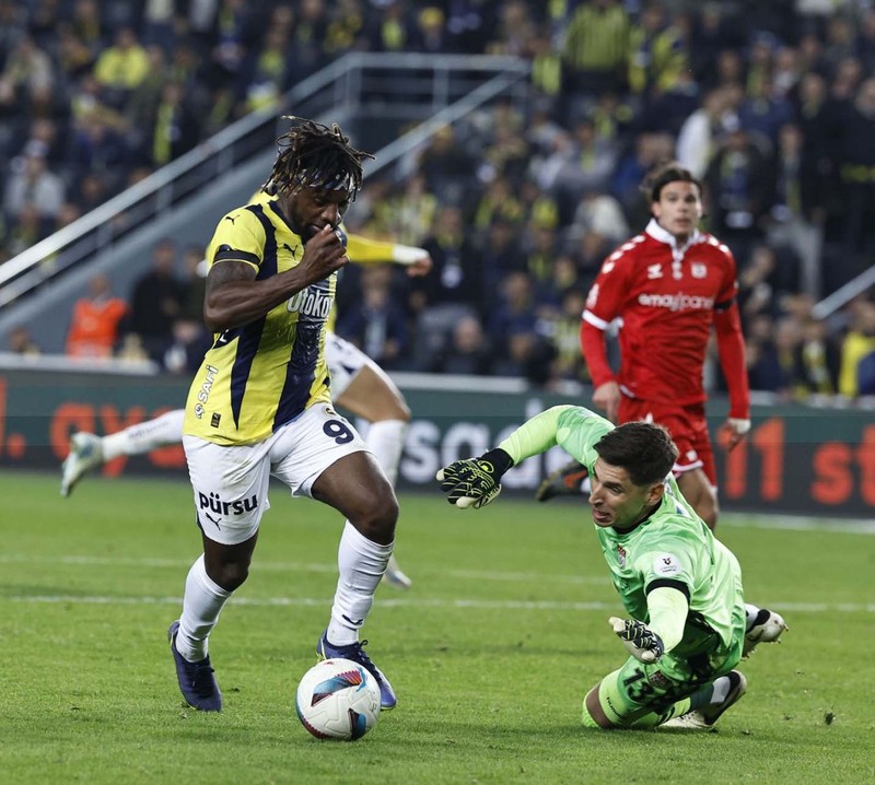 Fenerbahçe’de 8 milyon euroluk yıldızla ipler koptu! Ali Koç’a ayrılmak istediğini söyledi! Yıldız futbolcu sezon sonu kesin olarak gidiyor - Resim: 4