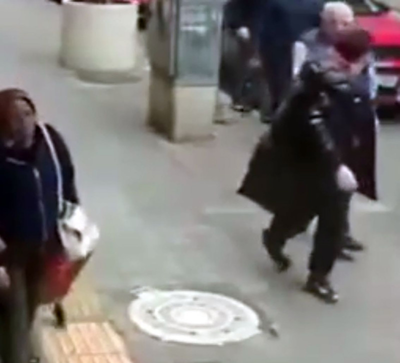 Sokak ortasında kiracı dehşeti! Ev sahibini görünce deliye döndü: O anlar kamerada! - Resim: 1