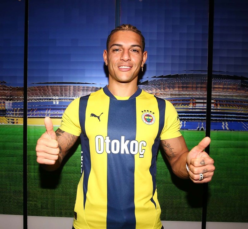 Kimse bunu beklemiyordu! Fenerbahçe’nin 6 milyon euroluk yıldızına sürpriz talip! Yetkililer transfer için İstanbul’a geldi - Resim: 2