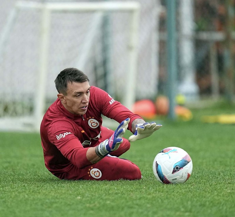 Galatasaray’da Muslera sıkıntısı! Hatalarının bedeli ağır oldu - Resim: 4