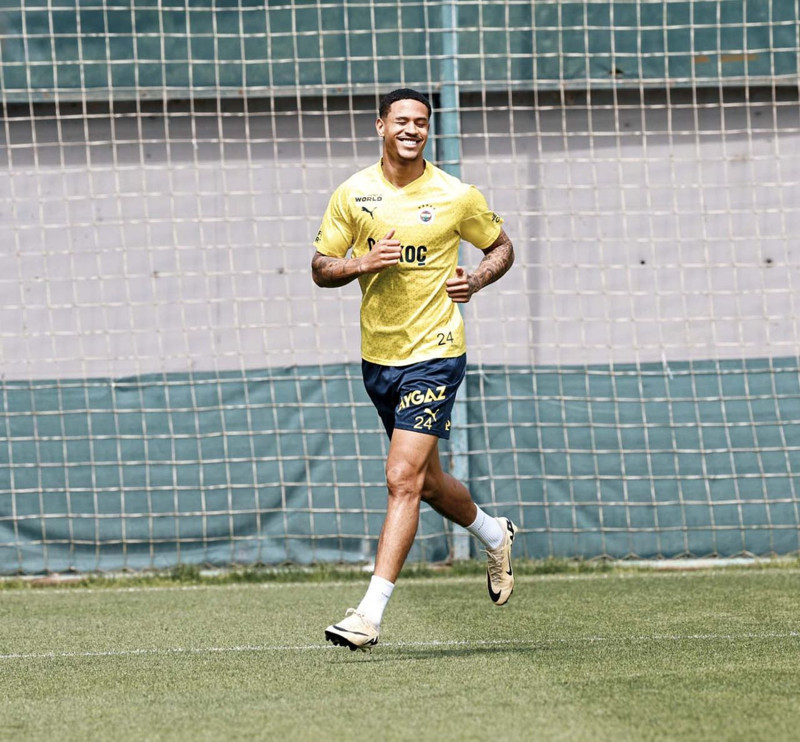 Fenerbahçe'de deprem! Yıldız futbolcu ayrılık kararını yönetime iletti! Gitmesine kesin gözüyle bakılıyor - Resim: 8