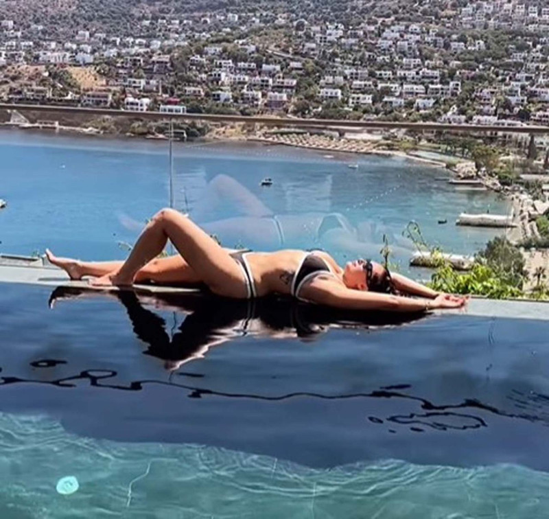 Güzel oyuncu Hande Doğandemir yeni pozlarıyla nefes kesti! Havuz başında göz kamaştırdı - Resim: 1