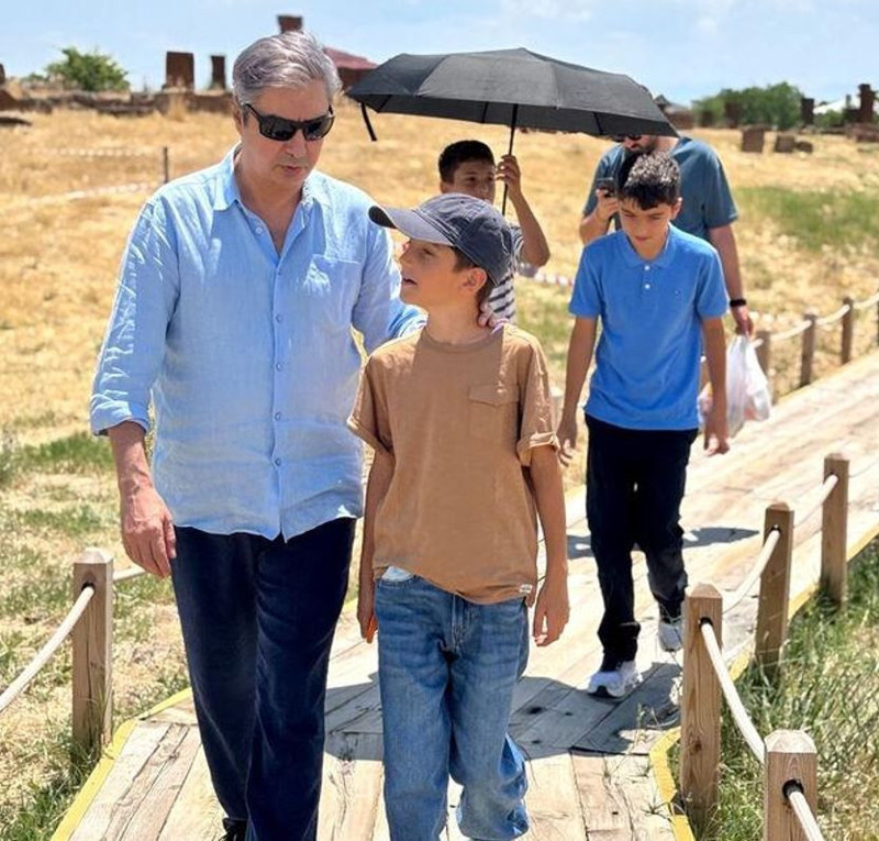 Kurtlar Vadisi’nin Polat’ı Necati Şaşmaz çocuklarıyla Ahlat'ta! Son hali dikkat çekti - Resim: 3