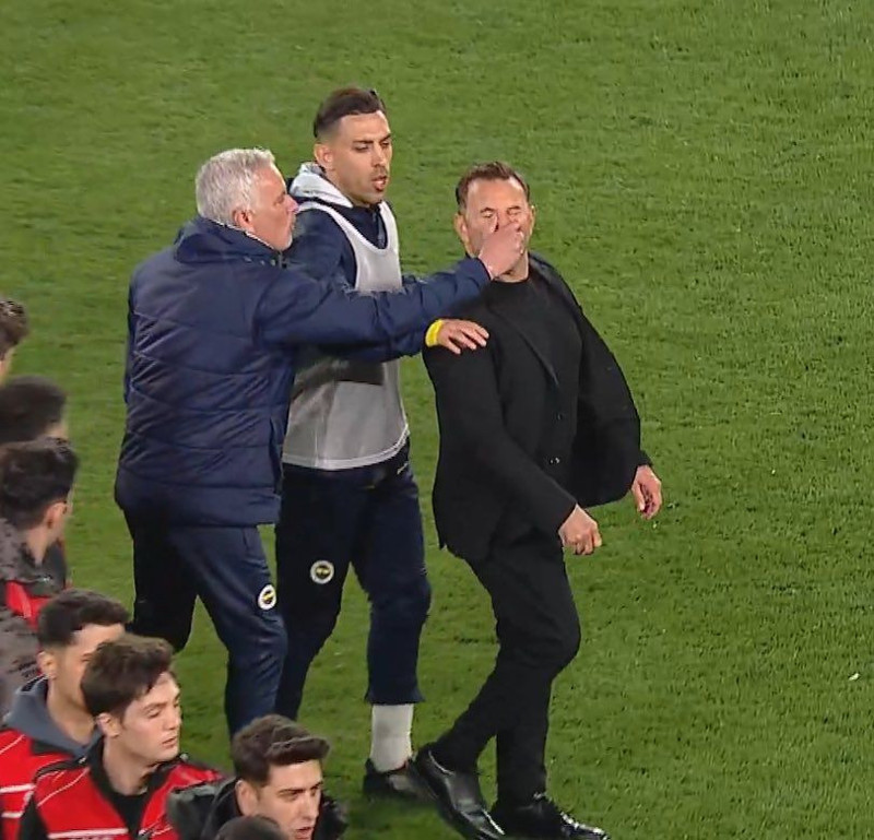 Dünya konuştu, sosyal medyada gündem oldu! Mourinho’nun Okan Buruk’un burnunu sıkması ses getirdi! “Çılgın bir an, kontrolünü kaybetti” - Resim: 16