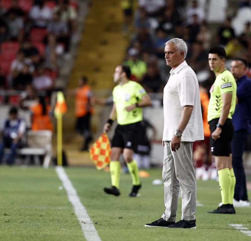 Mourinho’dan Fenerbahçelileri kızdıran hamle! 25 milyon euroluk yıldızı kulübeye hapsetti! Taraftarları çıldırttı - Resim: 3