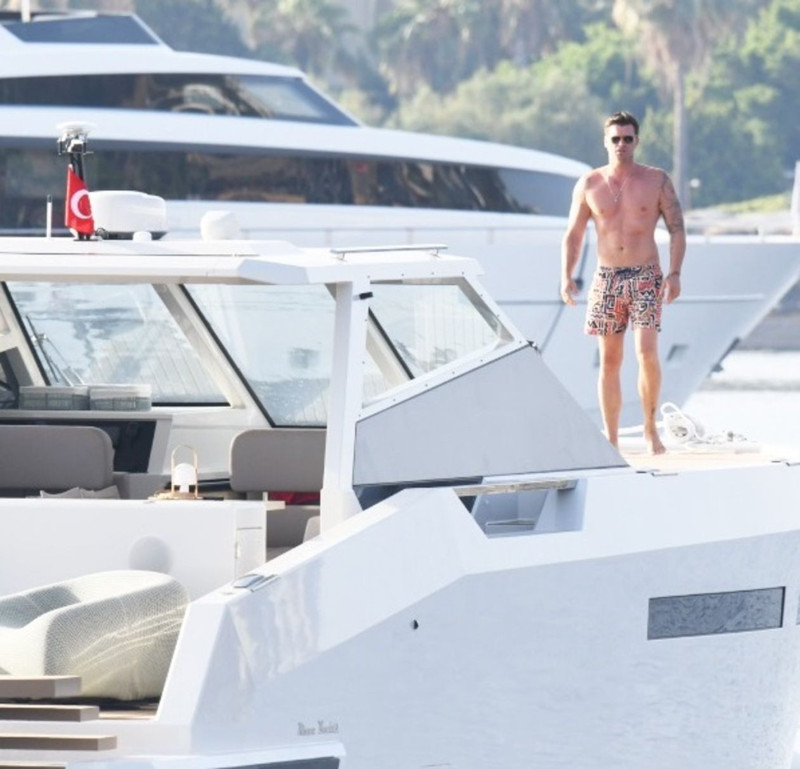 Kıvanç Tatlıtuğ kesenin ağzını açtı! 1,5 milyon Euro'luk yatıyla Yalıkavak'ta görüntülendi - Resim: 4