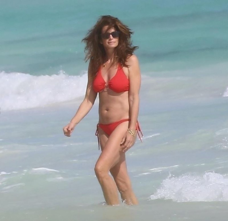 Podyumların efsane modeliydi!  Cindy Crawford'un kırmızı bikinili halleri ortalığı kasıp kavurdu! "Kim der 58 yaşında!" - Resim: 6