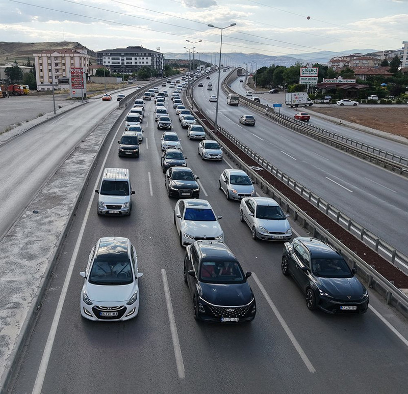 43 ilin bağlantı noktası! "Kilit Kavşak"ta trafik durma noktasına geldi: Kilometrelerce kuyruk oluştu - Resim: 2