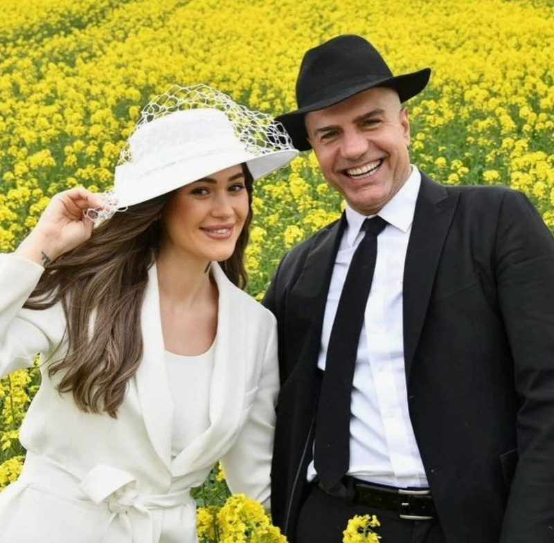 "Kendisinden 15 yaş küçük eşinden boşanıyor" denmişti! Berdan Mardini ayrılık iddialarına son noktayı koydu - Resim: 3