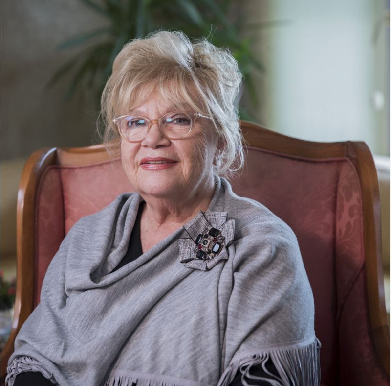 Usta oyuncu Nevra Serezli, Hande Erçel'i öve öve bitiremedi! "Bakmaya doyamıyorum" - Resim: 3