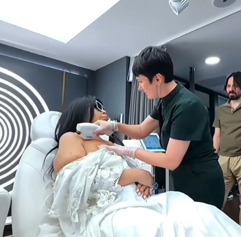 Bülent Ersoy dekolte bölgesine estetik işlem yaptırdı: 74 yaşındaki Diva'nın o anları sosyal medyada olay oldu - Resim: 3