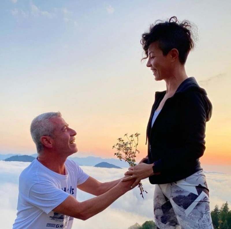 Levent Yüksel'den evlilik yıl dönümlerinde eşiyle romantik kare! "Sevdikçe sevesim geliyor'' - Resim: 2