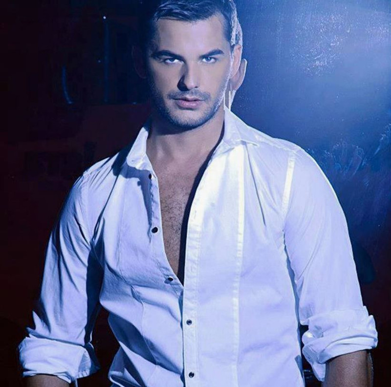 Ünlü şarkıcıdan acı haber! Sahnede kalp krizi geçirerek hayatını kaybetti - Resim: 4