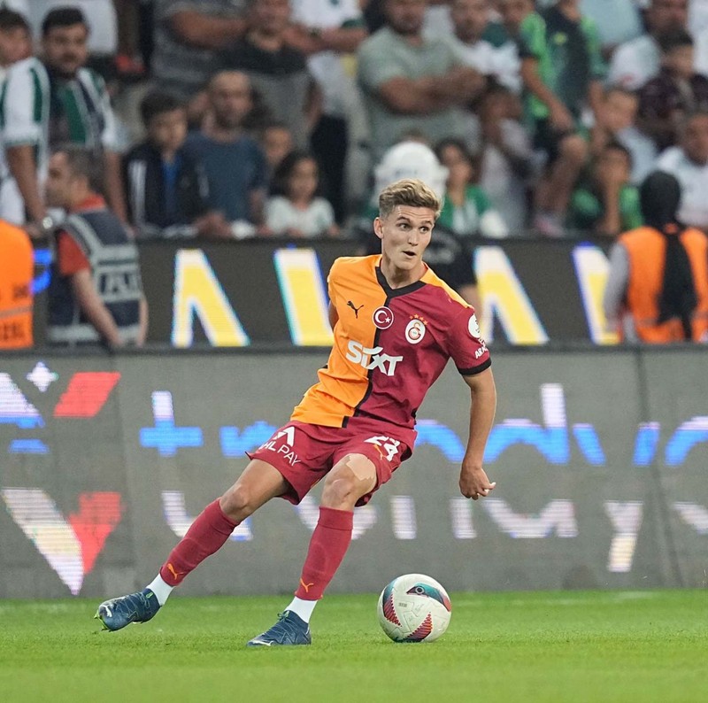 Galatasaray’dan 18 milyon euroluk karar! Okan Buruk, iki yıldızın üzerini çizdi! Sezon sonunda satılacaklar - Resim: 4