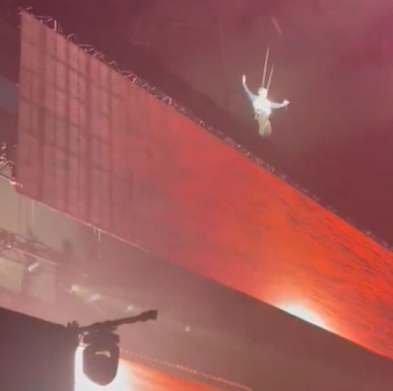 Ünlü şarkıcı konserde 20 metre yükseklikten yere çakıldı! korku dolu anlar kameraya saniye saniye yansıdı - Resim: 2