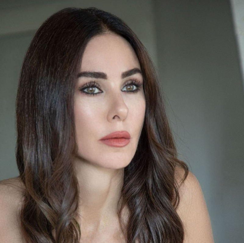 Defne Samyeli yaza veda edemedi! Mavi renk bikinisiyle verdiği pozlar mest etti! Fit vücudu dikkat çekti - Resim: 1