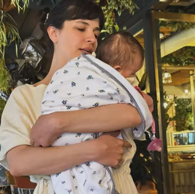 İlk kez anne olmanın mutluluğunu yaşamıştı! Gonca Vuslateri, minik kızı Asya'nın yüzünü paylaştı! - Resim: 3