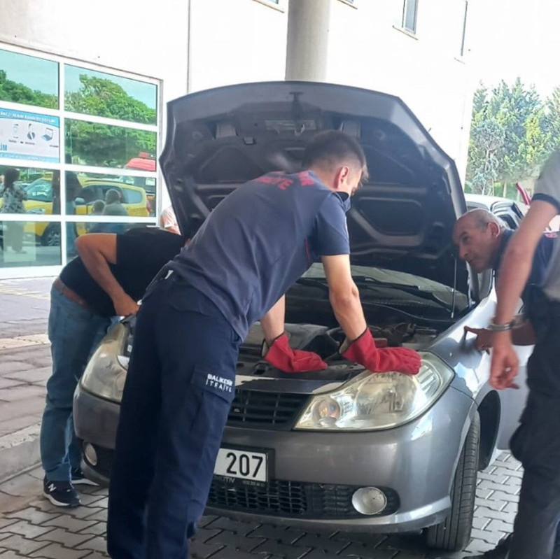 Balıkesir'de araba motorundan çıktı. 2 metre boyuyla uza uza bitmedi - Resim: 1