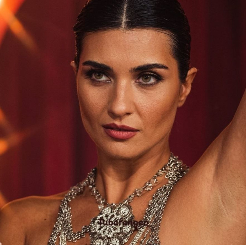 Tuba Büyüküstün'den olay direk dans performansı! Cesur haliyle sosyal medyayı salladı - Resim: 2