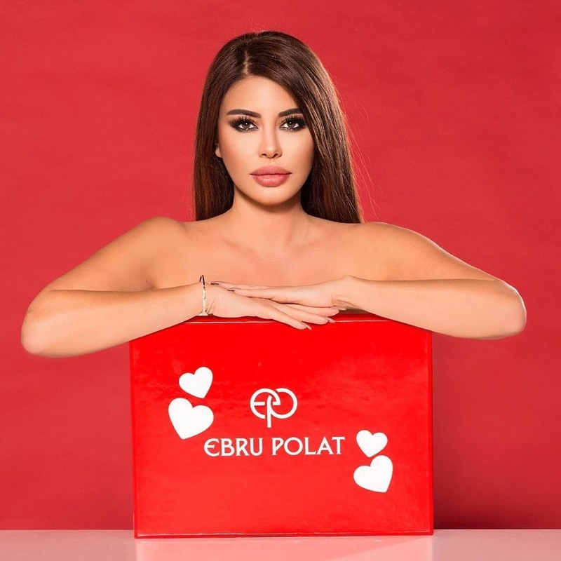 Ebru Polat'tan cesur poz! Bu kez eteğini kaldırdı - Resim: 27