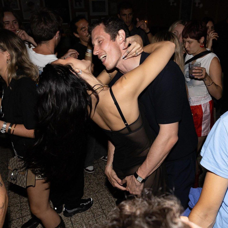 Dua Lipa'nın transparan tarzı olay oldu! Nişanlısıyla kimseyi umursamadı, ateşli dansları dikkat çekti - Resim: 4