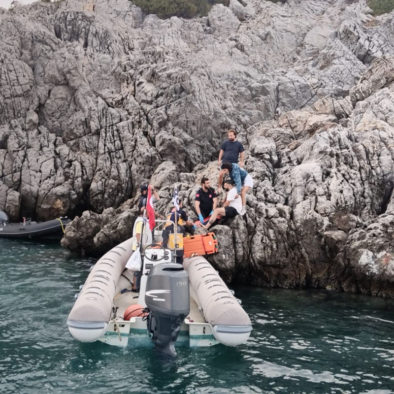 Denizin ortasında korku dolu anlar! Bodrum'da bot kayalıklara çarptı: Yaralılar var - Resim: 1