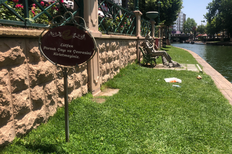 Eskişehir’de Porsuk Çayı’nda yapılan tüm uyarılara rağmen manzara değişmedi - Resim : 1