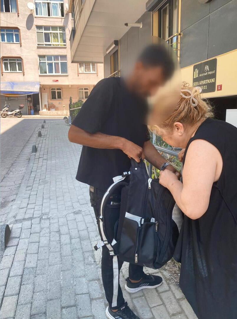 Avcılar'da evine giren hırsızın peşinden koşup yakaladı! Çantasından kendisine ait eşya çıkmayınca bıraktı: Gerçek kamera kayıtlarıyla ortaya çıktı - Resim : 2