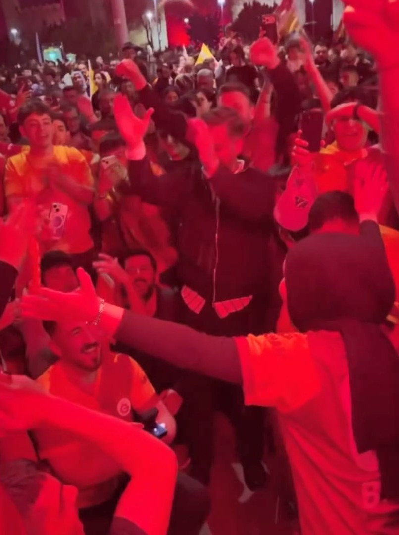 Şampiyonluk kutlamasında sürpriz evlilik teklifi! Onlarca kişi 'evet' diye slogan attı - Resim : 2