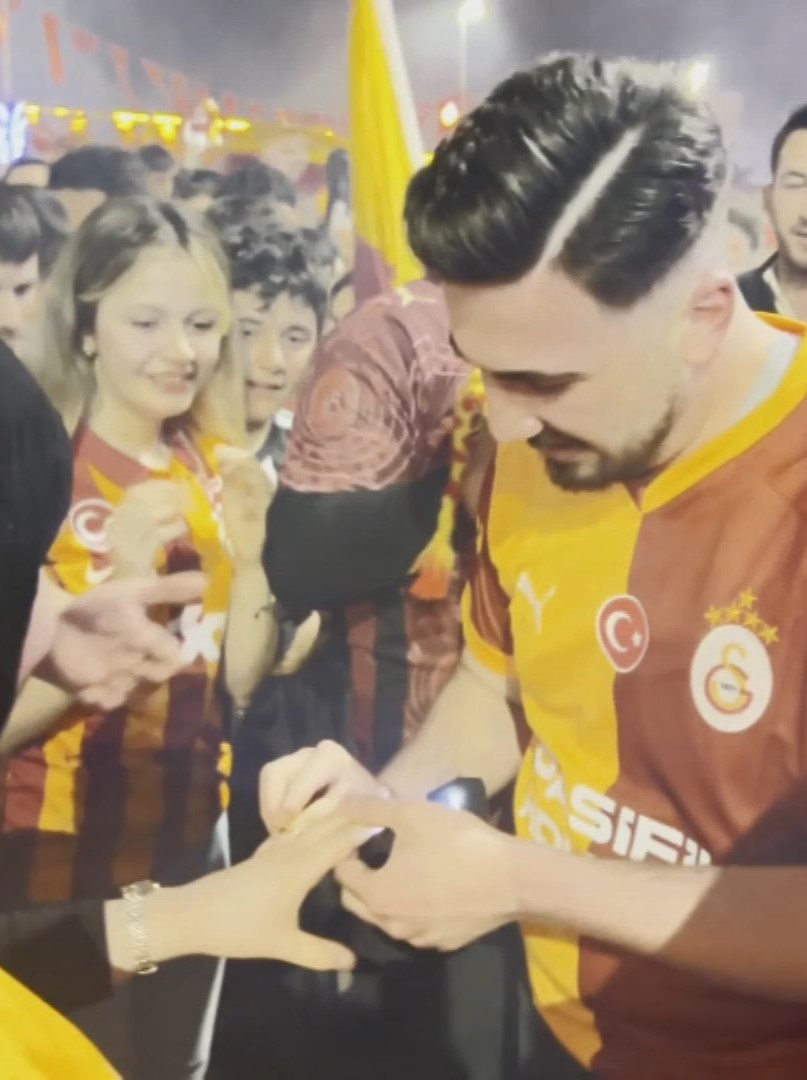 Şampiyonluk kutlamasında sürpriz evlilik teklifi! Onlarca kişi 'evet' diye slogan attı - Resim : 1
