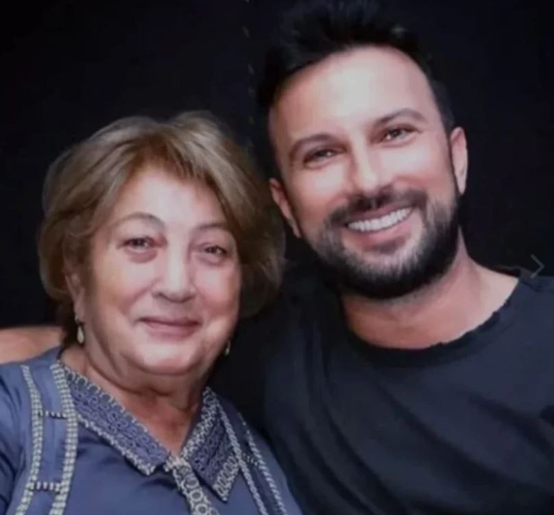 Tarkan annesine gözyaşları içinde veda etti! Yakın dostları Sibel Can ve Cem Yılmaz yalnız bırakmadı - Resim : 1