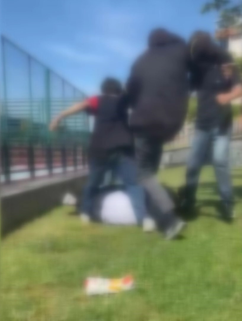 Arnavutköy'de dehşet anları! 5 kişi birden aralarına alıp dövdüler! Bir de kameraya çektiler - Resim : 2