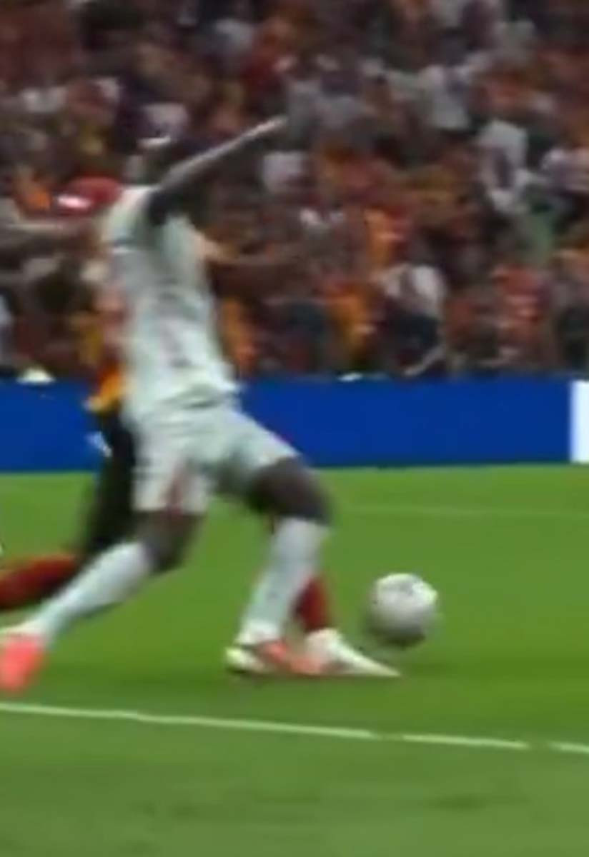 Galatasaray'ın Göztepe maçında kazandığı penaltı doğru mu? Eski hakemlerden VAR müdahalesi için olay sözler! - Resim : 1