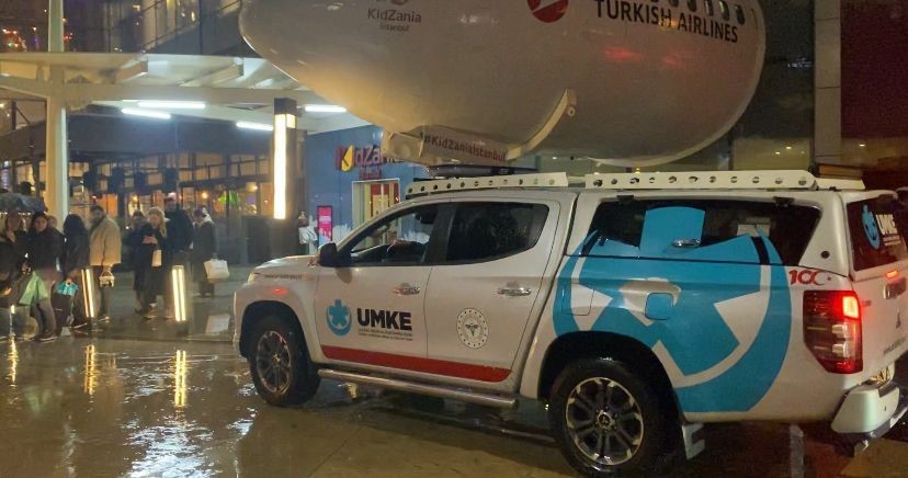 Üsküdar'daki AVM'de yangın paniği: Vatandaşlar hızla tahliye edildi - Resim : 3